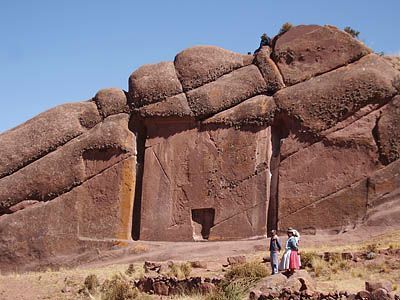 porte trans dimensionelle, Perou, étrange, paranormal, lac Titicaca, vallée des esprits, étrange porte, parois, 7 mètres, alcove, indien,