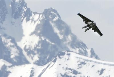 Yves Rossi, l'homme volant, rêve d'Icare, progrès technique, insolite, appareillage conséquent, voler, commandant de bord, Suisse, ailes miniatures, réacteurs miniatures,