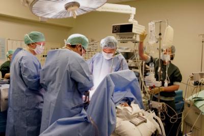 un homme, se réveille, sans pénis, après une opération, insolite, hospitalisé, organe génital, circoncision, inflammation, douleur,