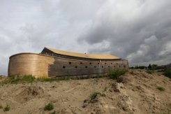 l'arche de Noé, réapparaît, sur une rivière, Pays-Bas, insolite, bible, animaux, déluge, rêve de sa vie, construire, réplique, bateau, dieu, prêt,