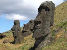 mystères, Île de Pâques, étrange, paranormal, Océan Pacifique, dimanche de pâques, Amiral Jacob ROGGERCEN, légende, nouvelle terre, civilisation, PAASCH EYLANDT, statues, révolte, petites oreilles,