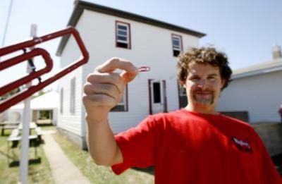 Kyle MacDonald, a échangé, un trombone rouge, contre une maison, insolite, objets, bureau, acquérir une maison,