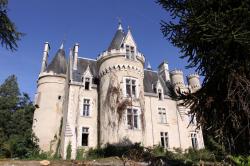 château hanté, Fougeret, vienne, chambres d'hotes, domaine, cauchemar, mal alaise, épié, sensation oppressante, étrange, insolite, bruits de pas, fantôme, années 30, murmures, phénomènes, magnétophone, voix,