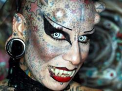 femme vampire, Maria Jose Cristerna, insolite, couper les dents, implants métalliques, sur le crâne, tatouages, tattoo, modifications corporelles, divorce,