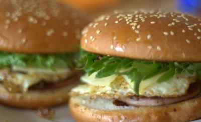 Nimes elle decouvre un ver dans son hamburger