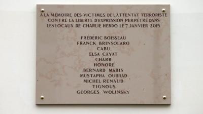 Plaque en hommage aux victimes des attentats