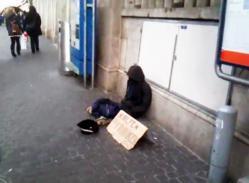 faux clochard, dans la rue, insolite, Suisse, Zurich, passant, shopping pour Noël, filme, drôle de scène, trottoir, poupée mannequin, ressemblant, SDF, pancarte en carton, inscription, réclamant, quelques pièces, fuite, métro,