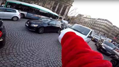 Un motard habille en pere noel fait arreter une voiture en fuite