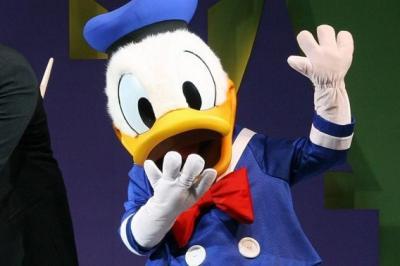 Une femme tripotee par donald duck poursuit walt disney