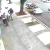 femme attaquée, par un pitbull, insolite, chien, chiens errant, Brésil, caméra, vidéo-surveillance, attaquer, police, sauver, mordre,