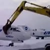 Detruit un avion avec une pelleteuse