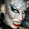 femme vampire, Maria Jose Cristerna, insolite, couper les dents, implants métalliques, sur le crâne, tatouages, tattoo, modifications corporelles, divorce,