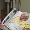 vieille dame, s'effondre en larmes, infirmier, émouvant, hôpital, malade, Californie, Jared, réconforte, musique, en chantant,