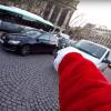 Un motard habille en pere noel fait arreter une voiture en fuite